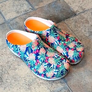 Dansko Kane tropical pineapple molded clogs size 40 (9.5-10)